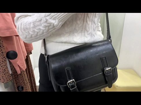 ❤️ Публічна мастурбація молодої сучки FeralBerry фалоімітатором у примірочній Чортове відео  у нас ❌️