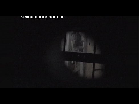 ❤️ Блонді таємно знімає на відео сусідський вуайерист, прихований за порожнистими цеглами Чортове відео  у нас ❌️