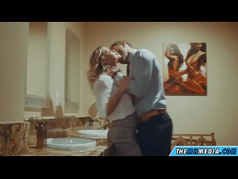❤️ Коли грудаста блондинка спокушає вас у громадському туалеті Чортове відео  у нас ❌️